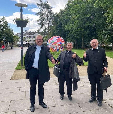 Erzbischof Dr. Udo Markus Bentz besucht GlaubensGarten